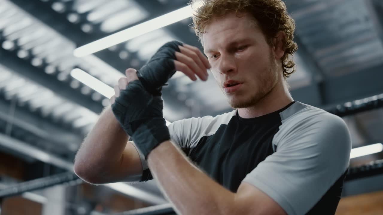 스포츠 클럽에서 전투에 대해 꿈꾸는 엄격한 싸움 ⁇ .  ⁇ 박서 손목을 따뜻하게