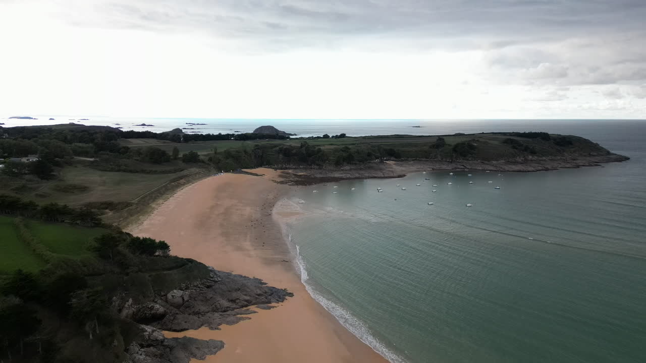 barcos amarrados en la bahía a lo largo de la playa de touesse en rozven, saint-coulomb en bretaña, francia