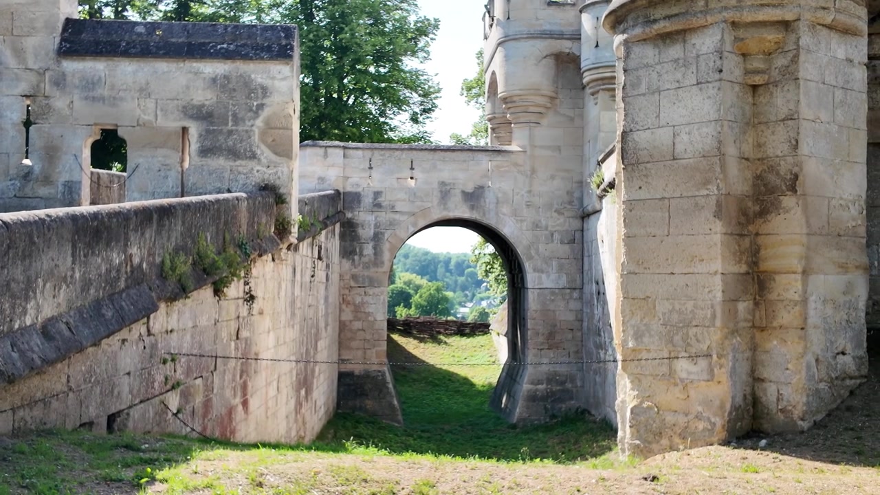 Panoramisch exterieurbeeld van het beroemde Château de Pierrefonds, met gerestaureerde middeleeuwse militaire architectuur.