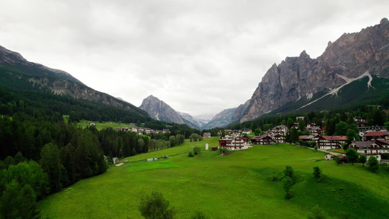 pueblo en los alpes del tirol del sur en italia - disparo aéreo de avión no tripulado