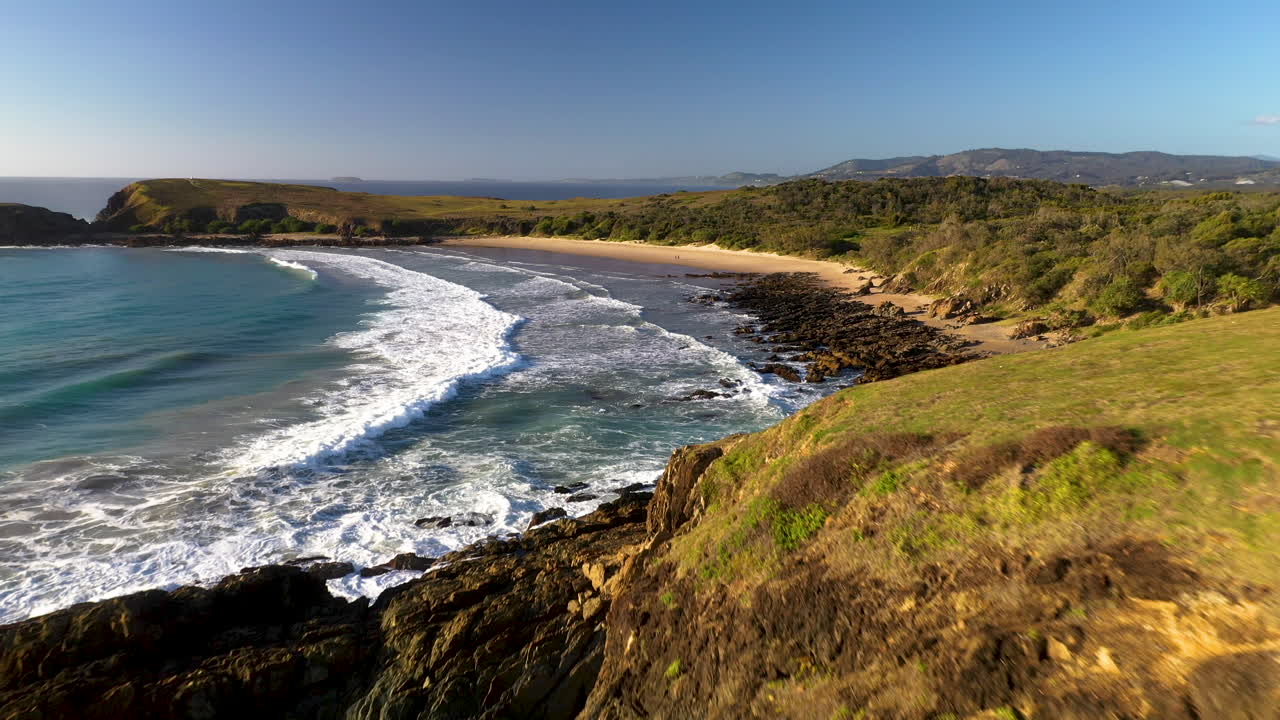 tiro de dron de canguros en el acantilado y luego revelando el océano en coffs harbour australia