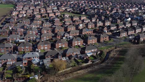barrio suburbano residencial yorkshire vivienda tejados propiedad inmobiliaria vista aérea descendente