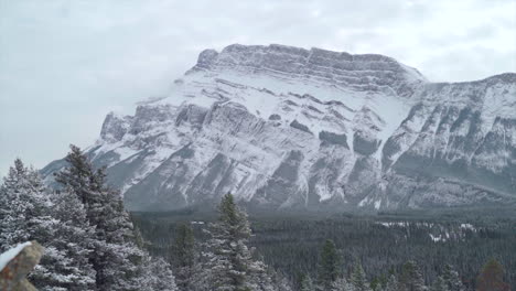 Hermosa-Montaña-En-La-Nevada-Alberta,-Canadá