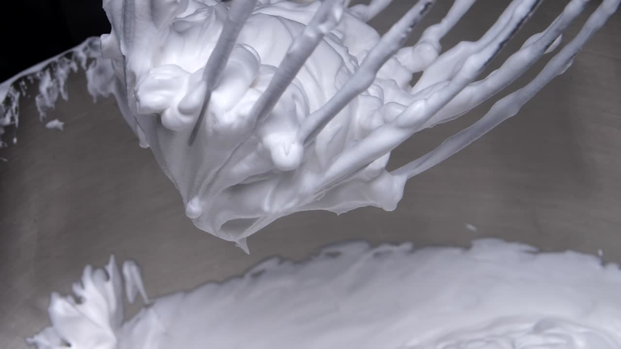 взбивание сливок в миксере взбивание яиц приготовление сливок готовые сливки белок