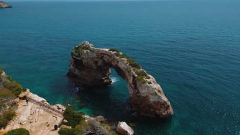 Es-Pontas-Natürlicher-Bogen,-Klares,-Blau-türkisfarbenes-Meerwasser-Mit-Weißem-Sandstrand,-Abgelegene-Bucht