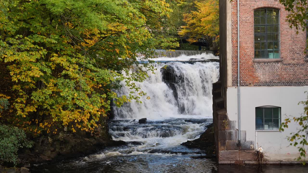 cascada por un edificio viejo durante el otoño