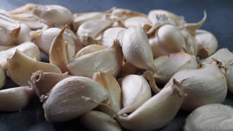 pile of fresh garlic cloves