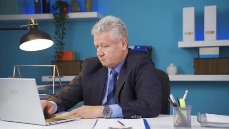 hombre de negocios con déficit de atención.