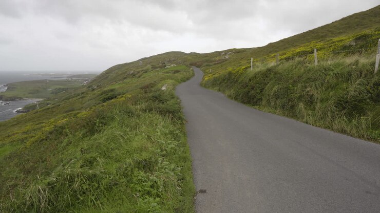 Panoramica dalla Sky Road nella contea di Galway, Irlanda, che mostra l'Oceano Atlantico e la costa irlandese, in 4K.