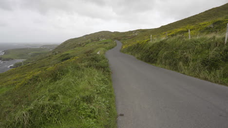 Toma-Panorámica-Desde-La-Carretera-Del-Cielo-En-El-Condado-De-Galway,-Irlanda-Mirando-El-Océano-Atlántico-Y-La-Costa-De-Irlanda-En-4k