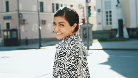 mujer con camisa de impresión de cebra en la calle de la ciudad