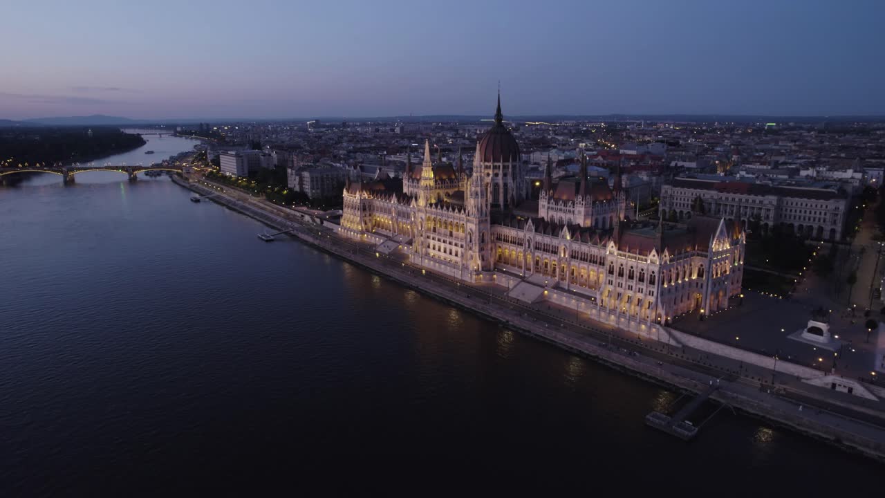 el edificio del parlamento húngaro por la noche