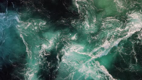 las olas azules de agua del río y el mar se encuentran durante la marea alta y la marea baja.