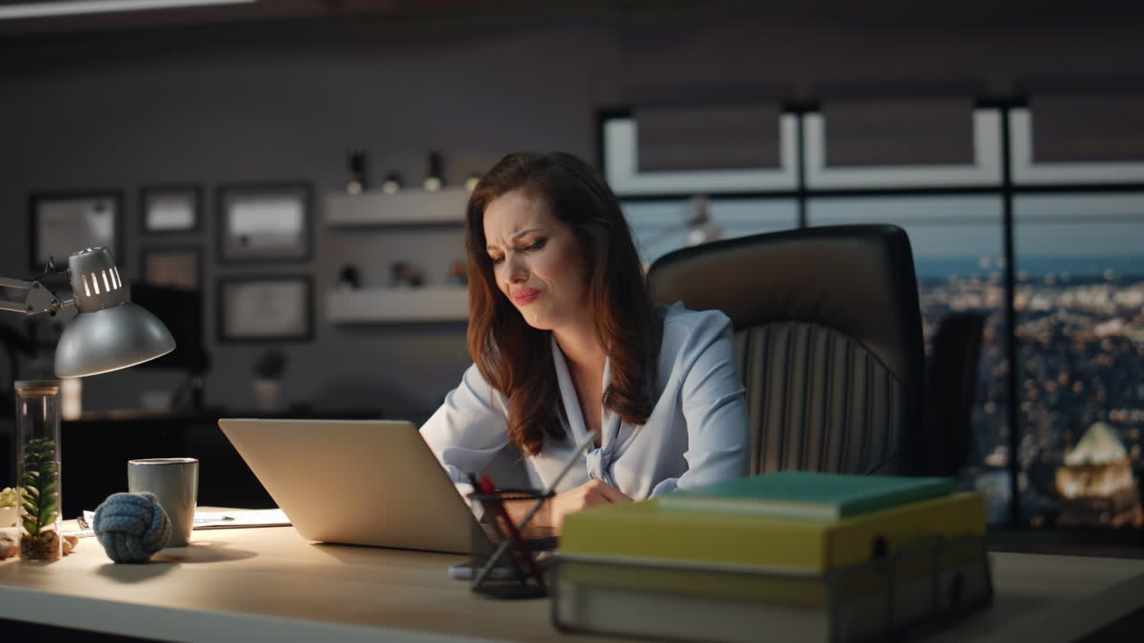 gerente molesto encontró error tarde en el lugar de trabajo primer plano. mujer de negocios buscando portátil