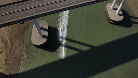 Vista-Superior-De-Un-Par-De-Motos-De-Agua-Bajo-El-Puente-Kinsgferry-Y-El-Cruce-De-Sheppey-En-El-Sureste-De-Inglaterra