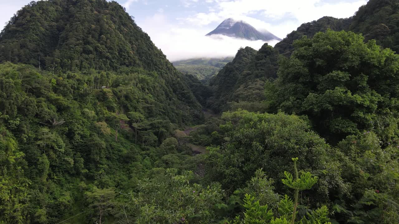 hermosa vista del monte merapi en la mañana entre las verdes colinas