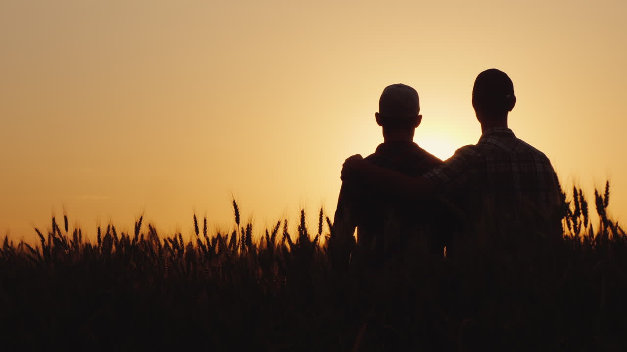 due uomini gay si abbracciano al tramonto in attesa dell'orizzonte
