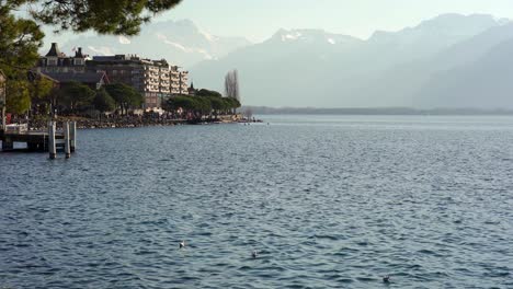 Montreux,-Concurrida-Ciudad-Turística-Junto-Al-Lago,-Lago-De-Ginebra,-Alpes,-Suiza