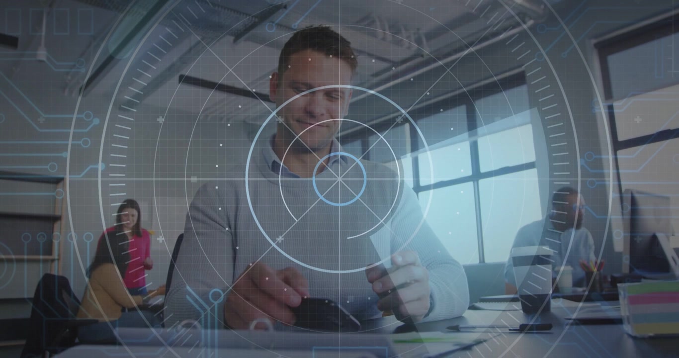 Avviso telefonico che illumina lo schermo, un lavoratore che scorre, sfoglia documenti, digita aggiornamenti con sovrapposizione HUD.