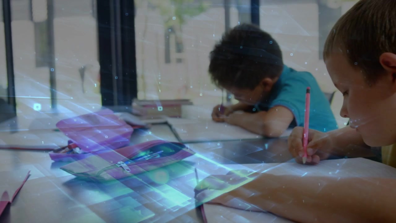 Dois meninos começando a aula, escrevendo em cadernos na mesa, estojo rosa, sobreposição digital em movimento