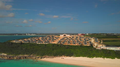 Foto-Reveladora-De-Una-Playa-Tropical-Con-Agua-Turquesa-Con-Un-Asentamiento-De-Lujo-En-El-Fondo