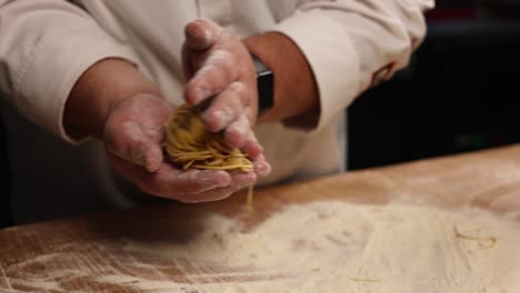 chef preparando la pasta