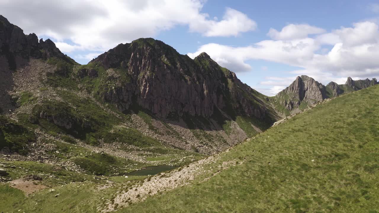 hermosa toma de drones que revela increíbles montañas que rodean pequeños lagos en las montañas de lagorai, italia