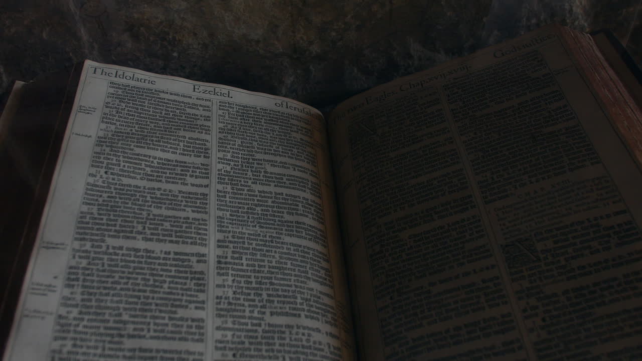 Antica Bibbia in esposizione in una teca di vetro in una chiesa