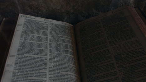 Biblia-De-Libros-Antiguos-En-Exhibición-En-Una-Caja-De-Vidrio-En-Una-Iglesia