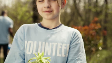 Kleines-Kind-Hält-Erde-Mit-Einem-Grünen-Spross-In-Den-Händen