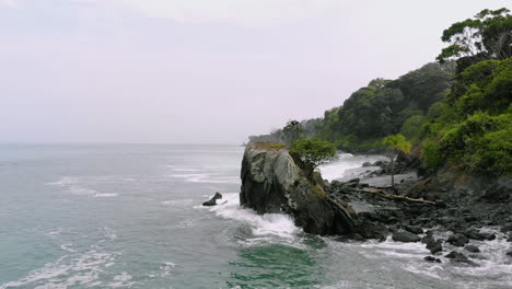 Montaña-Rocosa-En-La-Playa