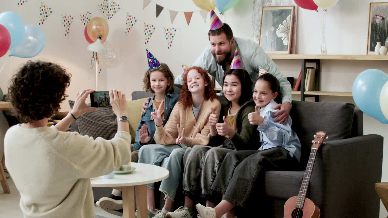 생일을 축하하는 사람들