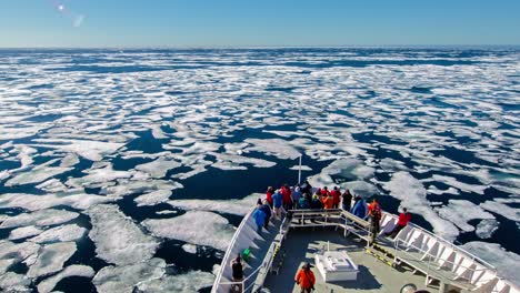 un tiro de lapso de tiempo pov de un barco proa turistas fiordos y naturaleza a través del paso del noroeste en prince regent sound canadá