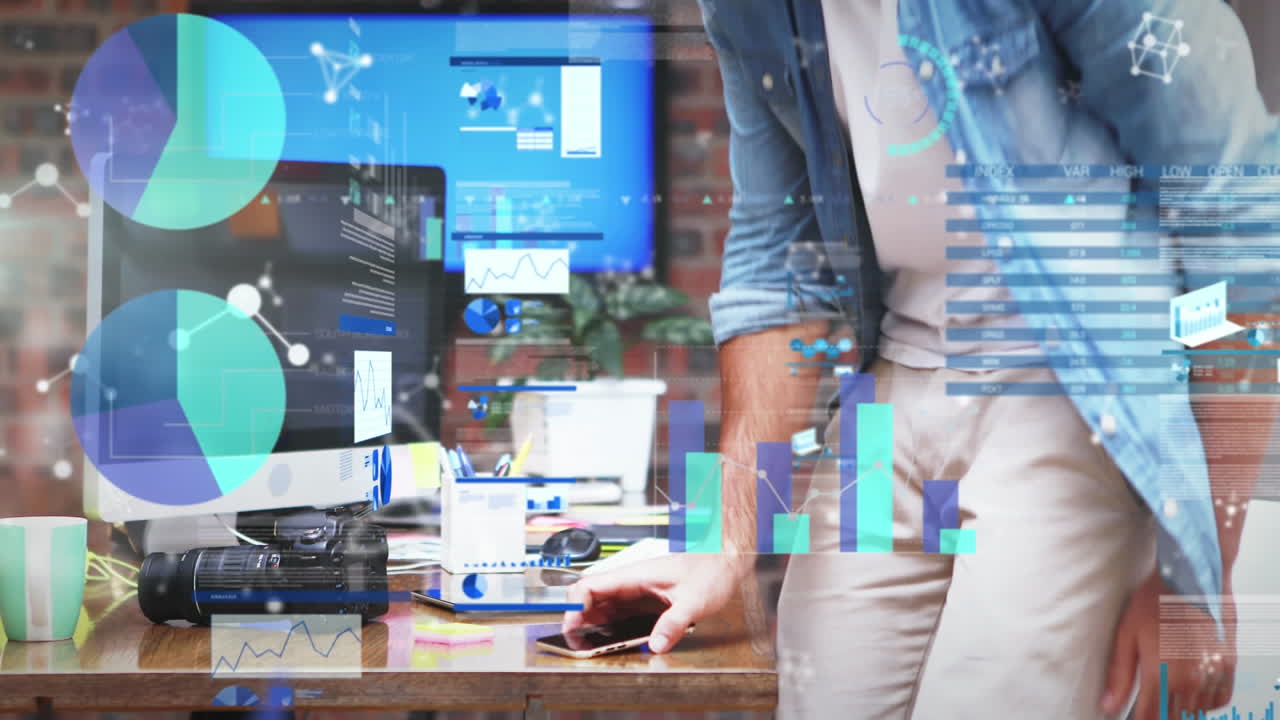 animación de estadísticas y procesamiento de datos sobre empresario creativo usando computadora en la oficina
