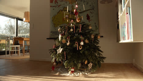 Dolly-Out-Weihnachtsbaum-Moderne-Dekoration-Im-Skandinavischen-Stil-Interieur-Hygge-Im-Wohnzimmer