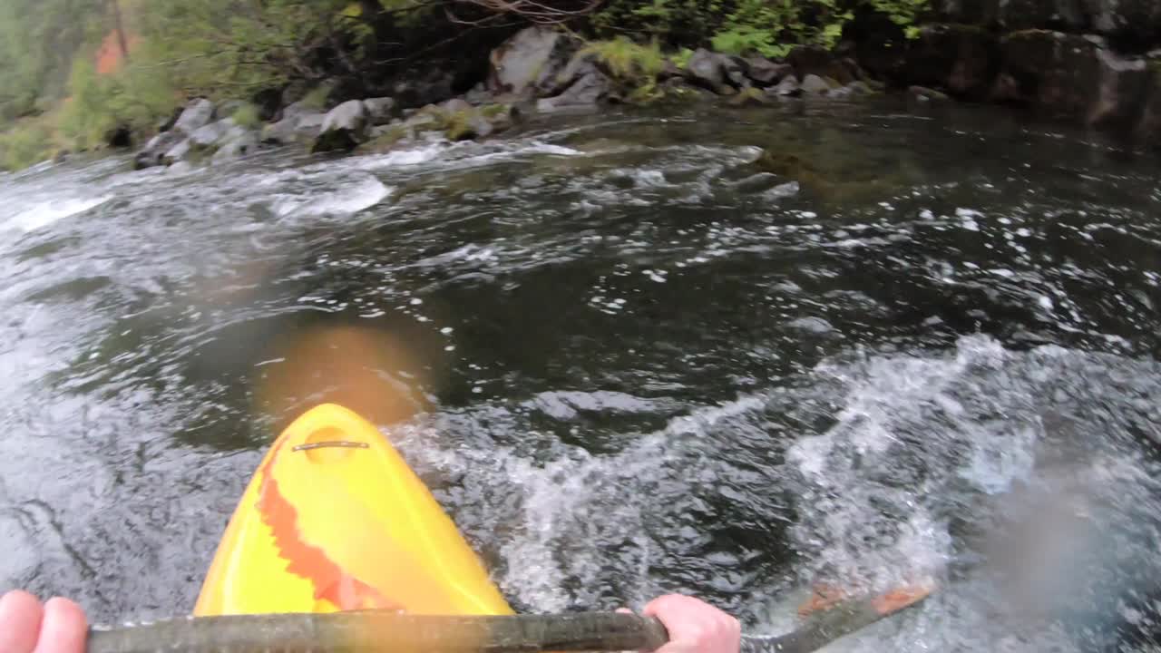 Hvidvands-kajaksejlads på Class IV Natural Bridge-strækningen af den øvre Rogue River i det sydlige Oregon