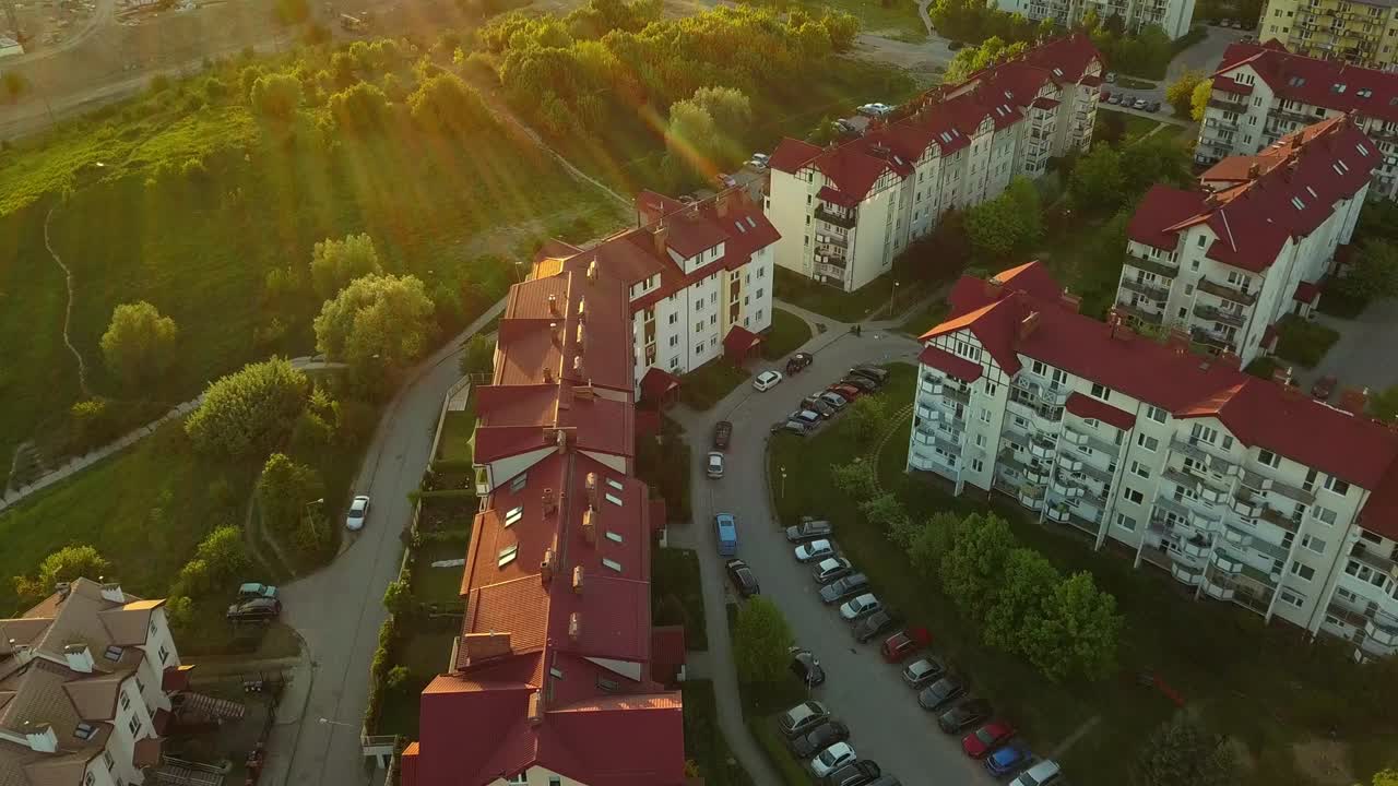 Gün Batımında Apartman Blokları ve Evlerle Yerleşim Bölgesinin Havadan Görünümü
