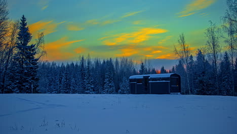 Wunderschöner-Sonnenaufgang-über-Dem-Hüttenhaus-In-Verschneiter-Landschaft-Auf-Dem-Land