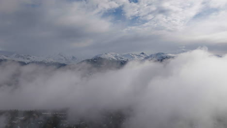 Toma-Aérea-En-Suiza-Sobre-La-Ciudad-De-Crans-Montana,-Valais