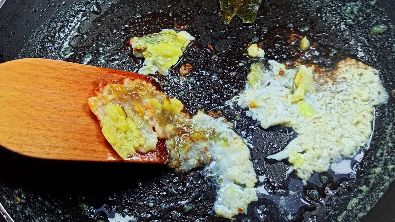 기름에 은 비, 건강에 좋지 않은 음식, 손상된 주방 용품, 남은 음식을 어내는 사람.