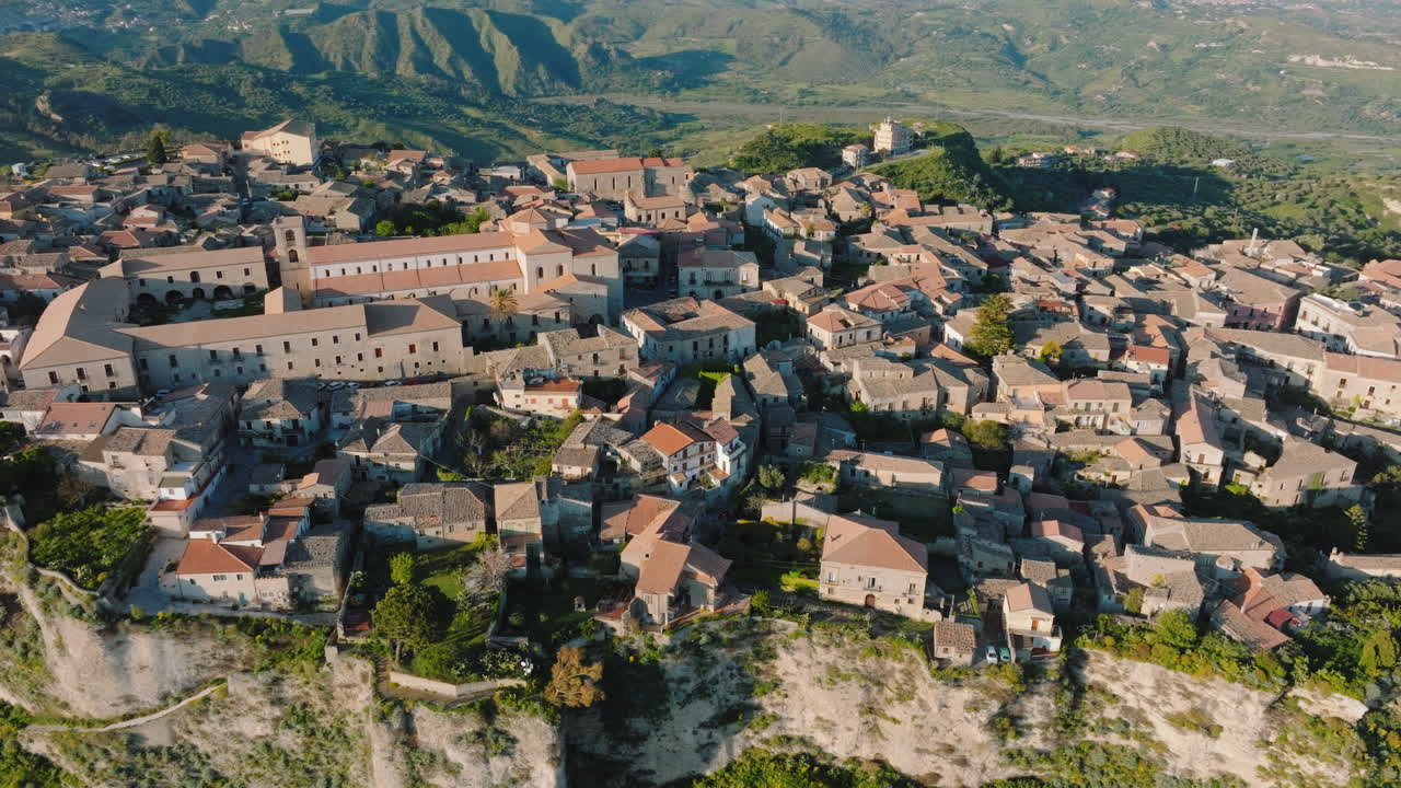 Città storica delle cento chiese chiamata Gerace sulla montagna in Calabria