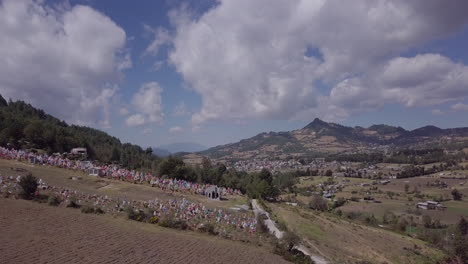 el rosario en michoacán méxico disparo aéreo de avión no tripulado volando hacia la pequeña ciudad