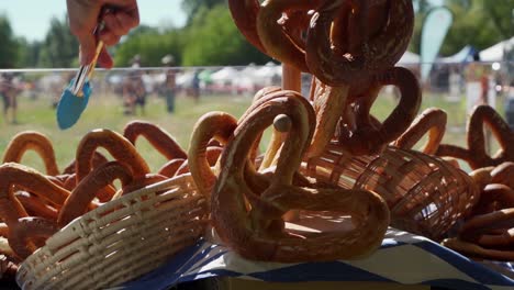 Brezeln-Werden-Auf-Dem-örtlichen-Bauernmarkt-Ausgestellt