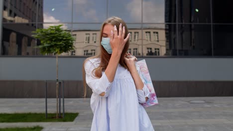 Teenager-Mädchen-Mit-Mehrfarbigen-Einkaufstüten-Und-Schutzmaske.-Schwarzer-Freitag-Während-Des-Coronavirus