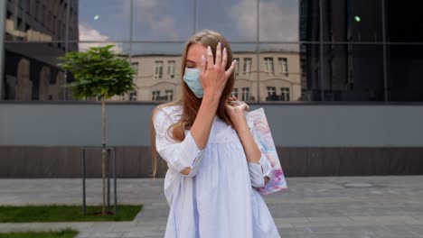 Chica-Adolescente-Con-Bolsas-De-Compras-Multicolores-Con-Máscara-Protectora.-Viernes-Negro-Durante-El-Coronavirus