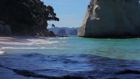 a wonderful view of the ocean from cathedral cove in new zealand