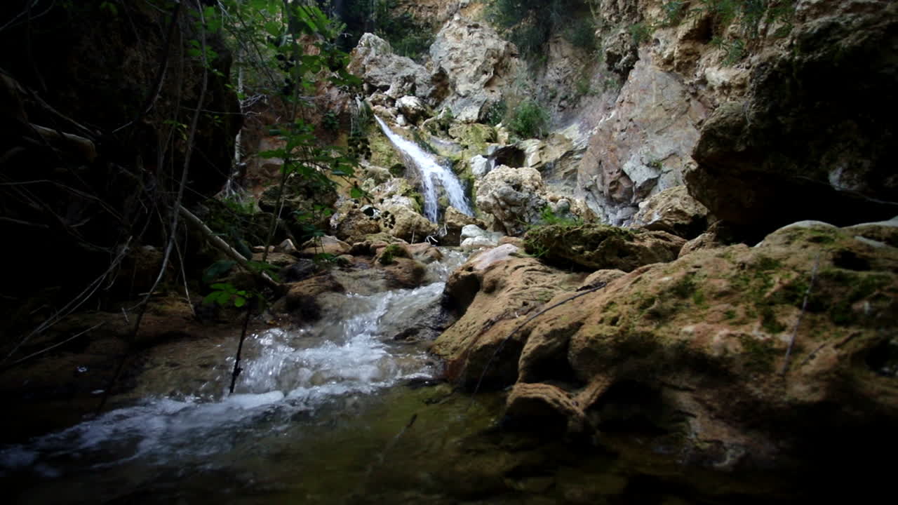 pequeña cascada en el bosque - rumania 5