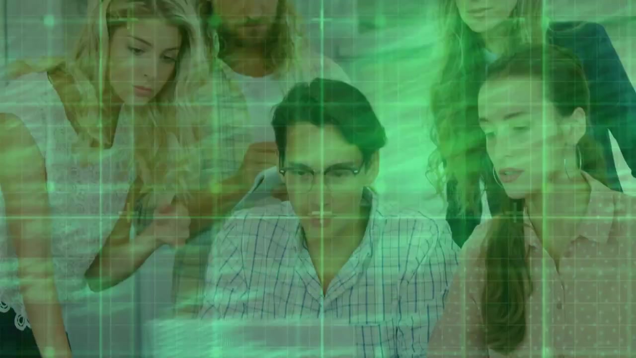 Sovrapposizione di codice verde che scorre verso l'alto rivelando un team di programmatori che collabora attorno a un portatile per il debug del codice