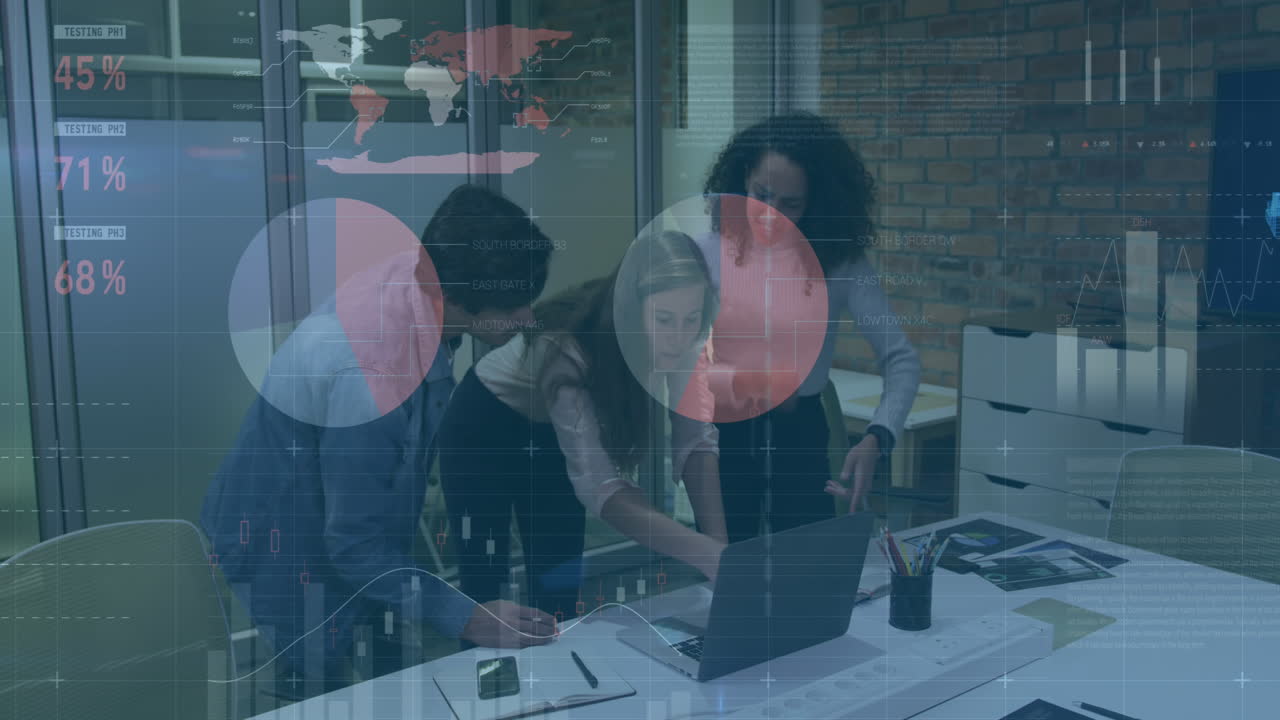 사무실에서 다양한 사업가들에 대한 금융 데이터 처리의 활성화