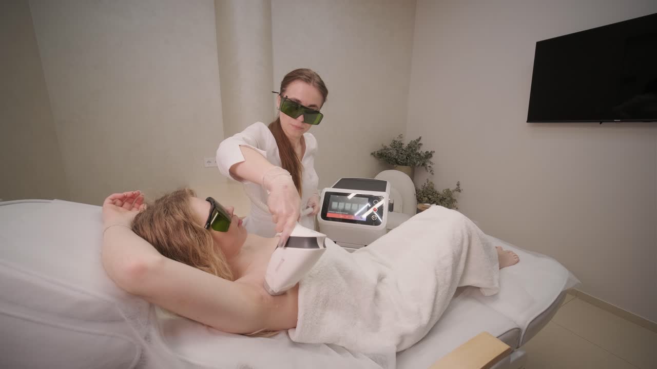 женщина подмышечная область во время процедуры лазерной удаления волос в современной косметологической клинике. концепция женской красоты, косметологии, эпиляции